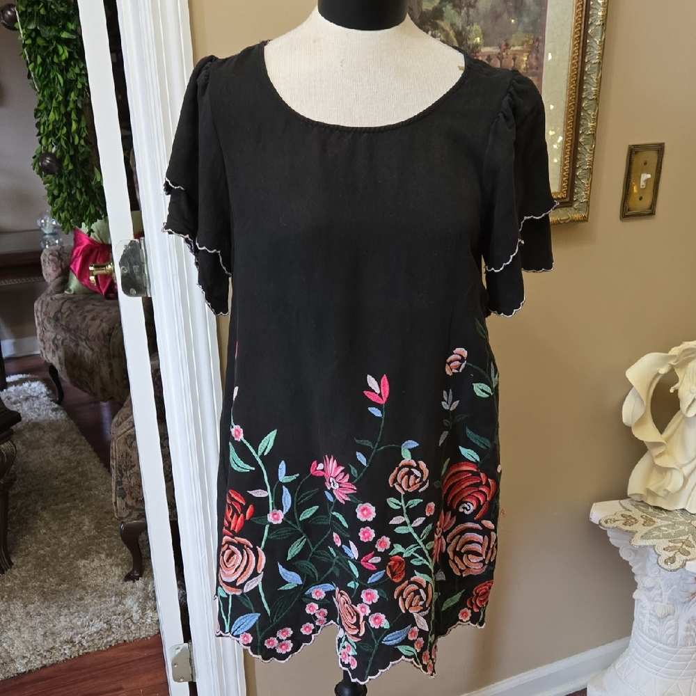 Umgee Black Tunic with Floral Embroidered Short Sleeves & Hemline Size Large EUC